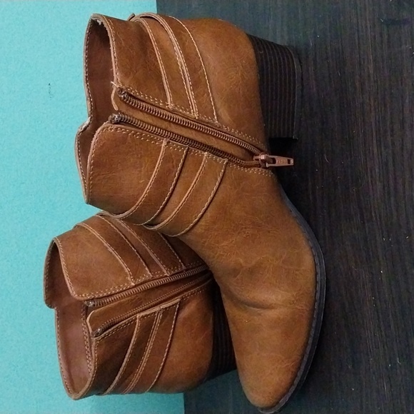 Lauren Conrad Faux Leather Cross Strap Boots Size 9.5 Only worn once. - Picture 3 of 4